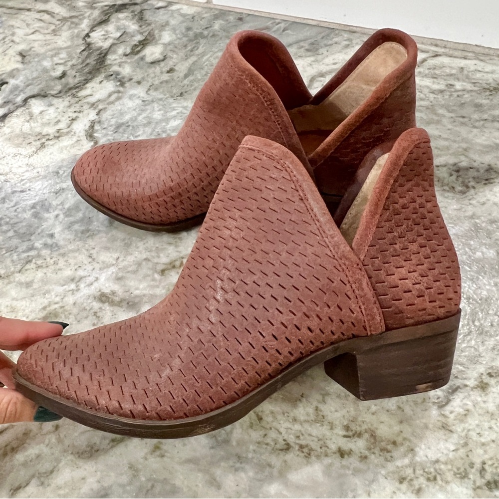 Lucky Brand Bashina Perforated Leather Maroon Cut Out Ankle Bootie Size 6 - Picture 4 of 9